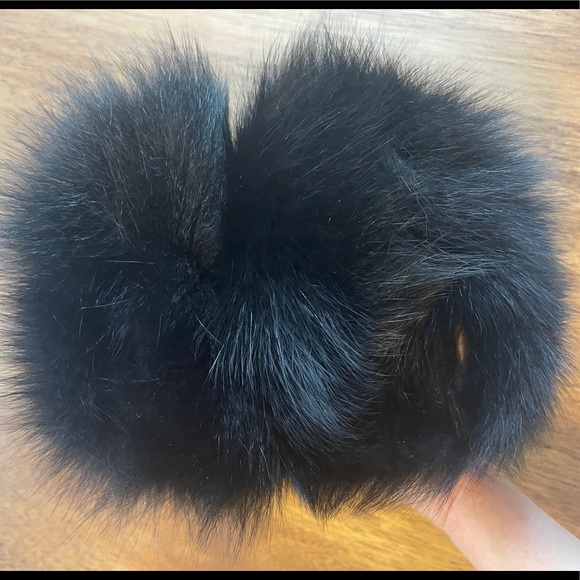 Traditional Inuit leather & fur mittens - Picture 8 of 12